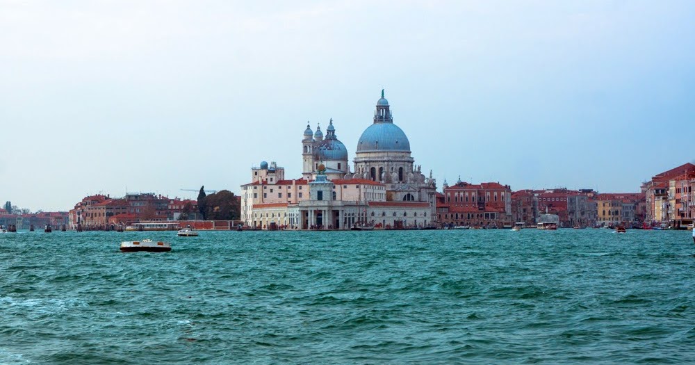 Почему Венеция популярна среди туристов?